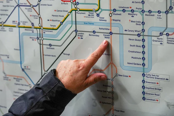 Londres Reino Unido Febrero 2019 Mujer Mayor Señalando Estación Canada —  Fotos de Stock