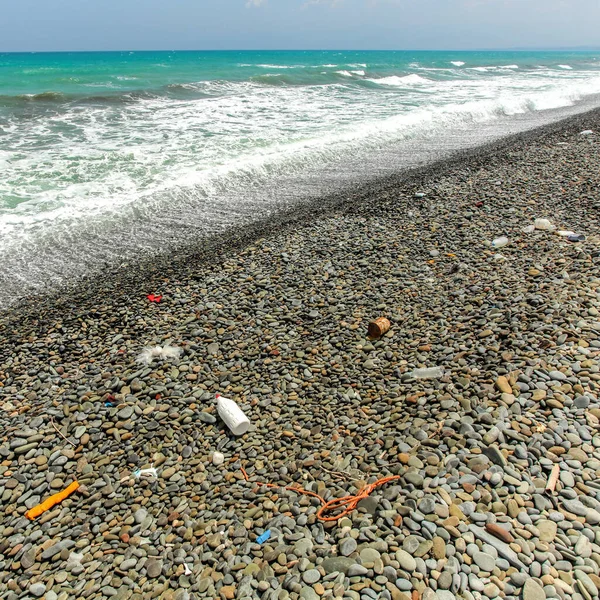 Meist Plastikmüll Rauen Kieselstrand Konzept Zur Vermüllung Der Ozeane Und — Stockfoto