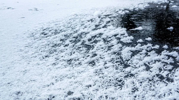 Nieve Cristalina Copos Nieve Detalle Visible Formado Hielo Estanque Congelado — Foto de Stock