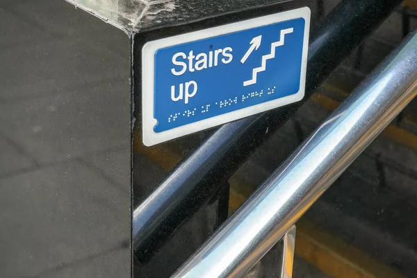 Detalle Sobre Letrero Azul Escaleras Arriba Con Escritura Braille Para —  Fotos de Stock
