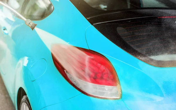 Achterlicht Van Blauwe Auto Gewassen Zelfbedieningsauto Wassen Water Spuiten Het — Stockfoto