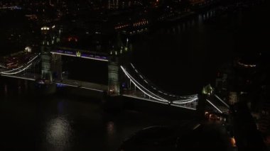 Londra 'daki Thames nehri üzerindeki Tower Köprüsü' nün hava gece görüntüsü.