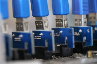 Şifreleme madeni platformundaki PCI grafik kartı kaldırıcılarının ayrıntılı fotoğrafı