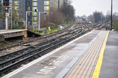Londra 'daki tren istasyonunun sonundaki basamağa dikkat edin, bir sürü demiryolu geçidi var.