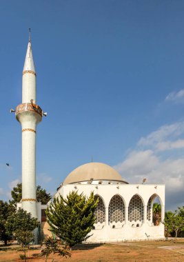 Kuzey Kıbrıs 'taki Dipkarpaz camii. Bu şehir Müslümanlar ve Hıristiyanlar tarafından barış içinde yaşamakla bilinir.