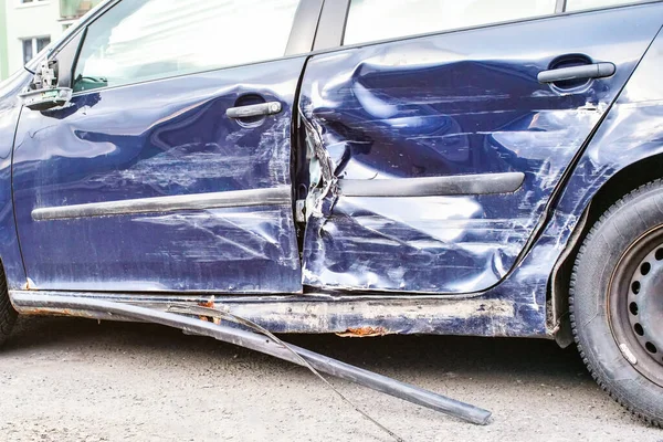 Çarpışan Araba Yan Taraftaki Detay Kazadan Sonra Deforme Olmuş Metal — Stok fotoğraf