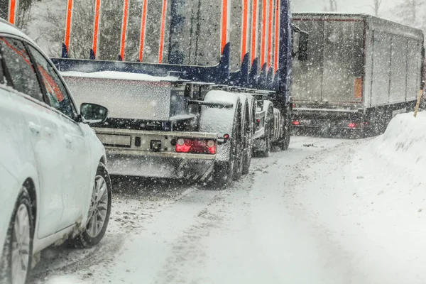 Auto Čekající Velkými Kamiony Během Dopravní Zácpy Lesní Cestě Způsobené — Stock fotografie