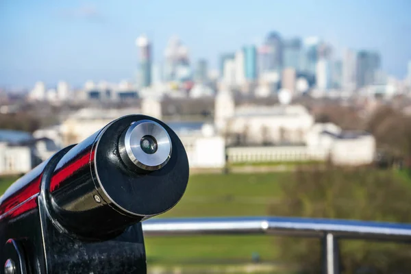 Vyhlídkový Dalekohled Monokulární Rozmazanou Čtvrtí Canary Wharf Londýně Dálku — Stock fotografie