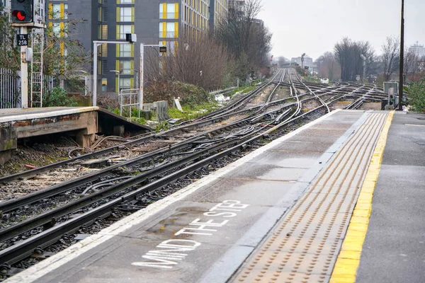 Fim Plataforma Estação Trem Londres Mente Passo Escrito Para Baixo — Fotografia de Stock