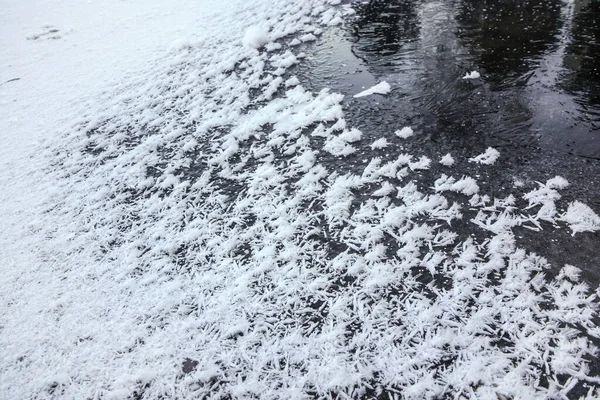 Nieve Cristalina Sobre Hielo Congelado Del Estanque Fondo Abstracto Del — Foto de Stock