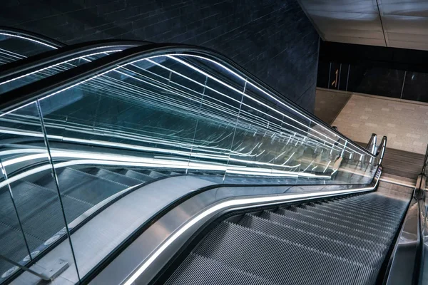 Mirando Hacia Abajo Escaleras Mecánicas Futuristas Las Oficinas Modernas —  Fotos de Stock