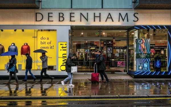 Londres Reino Unido Febrero 2019 Gente Camina Frente Sucursal Debenhams —  Fotos de Stock