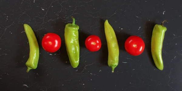 Top View Tomaten Zoete Witte Puntige Paprika Gerangschikt Lijn Zwart — Stockfoto