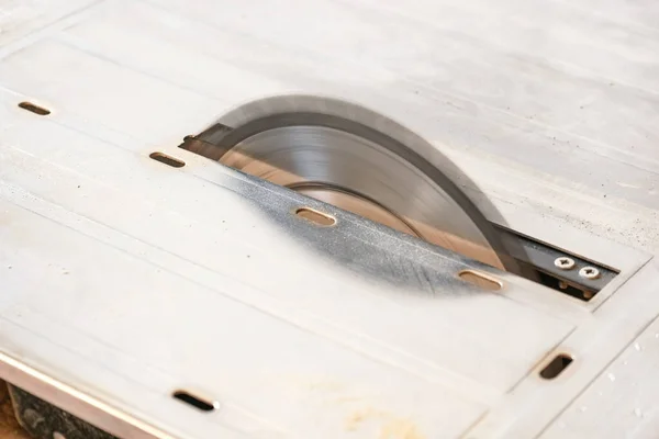 回転する円形の鋸ディスクの詳細な写真 — ストック写真
