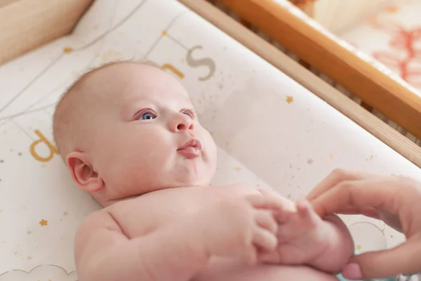 Photo Bébé Garçon Mois Changeant Après Bain Les Mains Floues — Photo