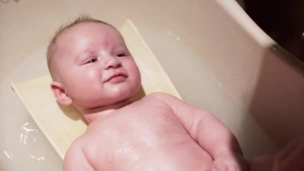 Mère Joue Avec Bébé Garçon Pendant Bain Sourit Quand Elle — Video