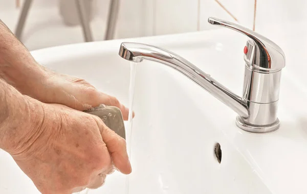Ανώτερος Άνθρωπος Πλένει Χέρια Σαπούνι Κάτω Από Βρύση Νερού Λεπτομέρεια — Φωτογραφία Αρχείου