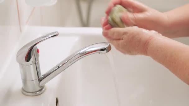 Oudere Vrouw Die Haar Handen Wast Met Zeep Onder Kraan — Stockvideo