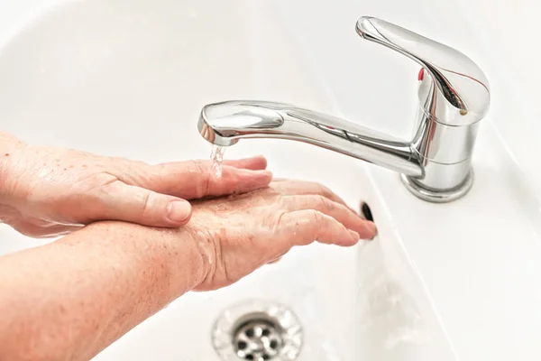 Ηλικιωμένη Γυναίκα Πλένει Χέρια Της Σαπούνι Κάτω Από Βρύση Νερού — Φωτογραφία Αρχείου