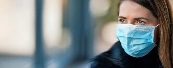Młoda Kobieta Nosząca Jednorazowy Niebieski Wirus Twarz Usta Maska Nosa — Zdjęcie stockowe