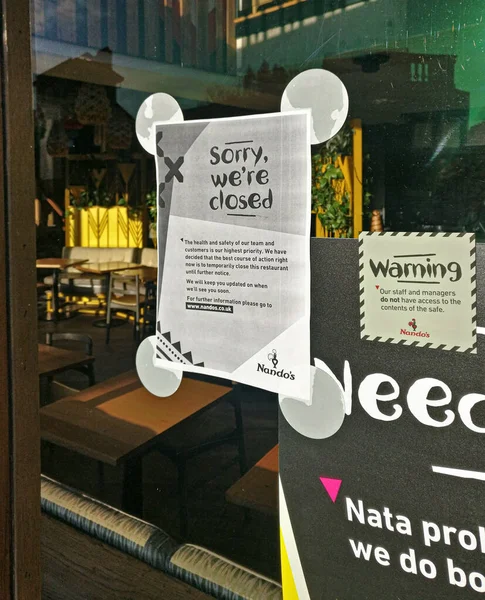 Londra, Birleşik Krallık - 31 Mart 2020: Nando 'nun şube kapısı Coronavirus covid-19 nedeniyle kapatıldığına dair uyarılar var. Salgın nedeniyle restoranlar kapanmak zorunda kaldı