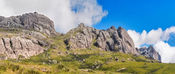 Andingitra-Massiv, hohe felsige Berge, vom Tal aus gesehen während der Wanderung zum Pic Boby — Stockfoto