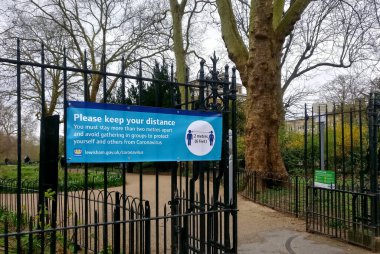 Londra, Birleşik Krallık - 3 Nisan 2020: Lewisham halk parkına girişteki mavi bayrak, insanları Coronavirus covid-19 salgını sırasında sosyal uzaklık çalışması yapmaya teşvik etti