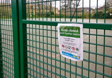 Londra, Birleşik Krallık - 3 Nisan 2020: Coronavirus covid-19 nedeniyle Lewisham parkında kapalı tabela. Salgın sırasında kalabalıktan kaçınmak için birçok halka açık alana girmek yasaktır.