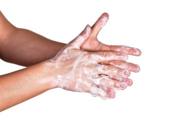 Genç adam ellerini sabunla yıkıyor. Sabun köpüklerinde yakın çekim ayrıntıları. Beyazda izole edilmiş. Coronavirus covid-19 salgını önleme sırasında kullanılabilir