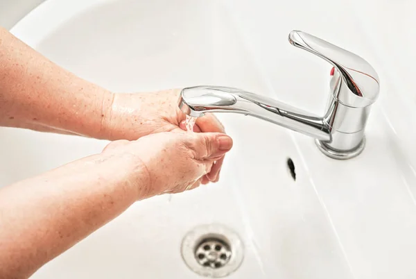 Ηλικιωμένη Γυναίκα Πλένει Χέρια Κάτω Από Βρύση Νερού Μπορεί Χρησιμοποιηθεί — Φωτογραφία Αρχείου