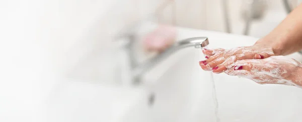 Mujer Joven Lavándose Las Manos Bajo Grifo Del Grifo Agua — Foto de Stock