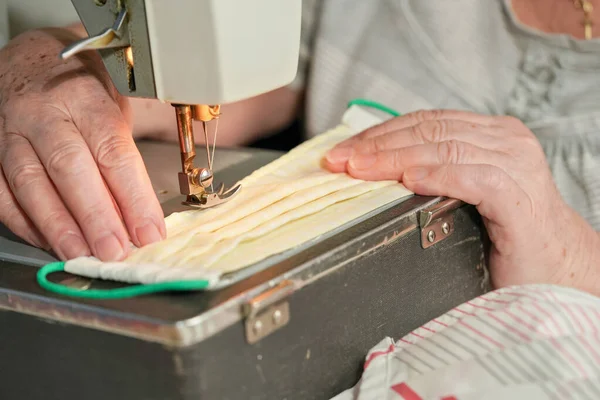 Oudere Oudere Vrouw Werkt Oude Naaimachine Het Maken Van Zelfgemaakte Rechtenvrije Stockafbeeldingen