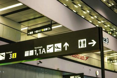 Schwechat, Avusturya - 22 Nisan 2019: Flughafen Wien havaalanı, Avusturya Havayolları 'nın (Viyana' da ana üssü bulunan) 3 numaralı terminalinde seyir işaretleri