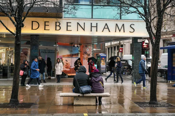 Londres Reino Unido Febrero 2019 Personas Frente Tienda Debenhams Sucursal —  Fotos de Stock