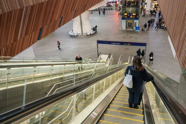 Londres Reino Unido Febrero 2019 Bajando Por Las Escaleras Mecánicas —  Fotos de Stock