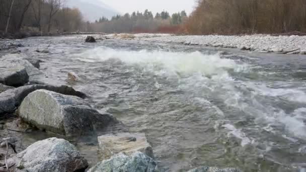 Білі Хвилі Води Дикій Річці Навесні Великі Скелі Передньому Плані — стокове відео