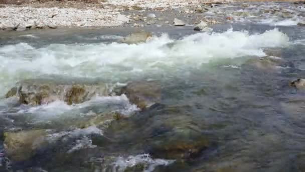 Белые Волны Дикой Воде Протекающей Над Скалами Весной — стоковое видео