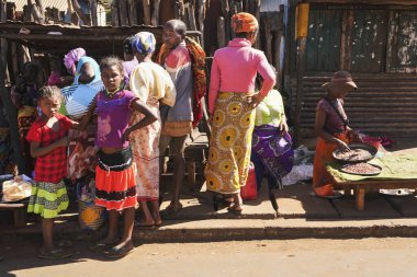 Toliara, Madagaskar - 05 Mayıs 2019: Bilinmeyen Malagasy yerlileri güneşli bir günde sokak pazarından yiyecek alıyorlar. Çok fazla dükkan yok, bu bölgede mal genellikle yol kenarında satılır..