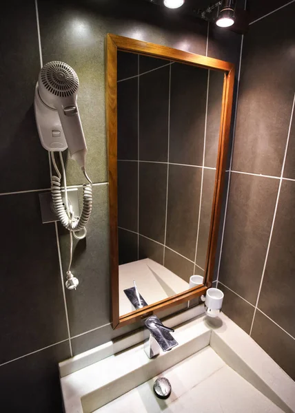 Μοντέρνο Μπάνιο Στο Δωμάτιο Του Ξενοδοχείου Λευκή Πορσελάνη Νιπτήρα Καθρέφτη — Φωτογραφία Αρχείου