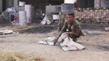 Ambatolampy, Madagaskar - 25 Nisan 2019: Bilinmeyen yerel Malagasy adamı, Madagaskar 'da geleneksel tencere yapımında kullanılan eritilmiş alüminyum topluyor.