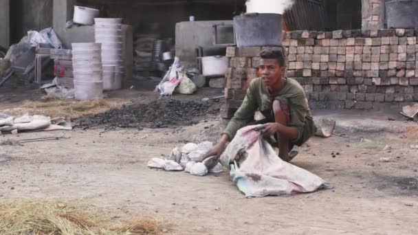 Ambatolampy Madagaskar Dubna 2019 Neznámý Místní Madagaskarský Muž Sbírající Roztavený — Stock video