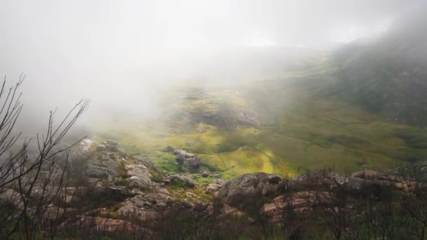 Mist Τροχαίο Πάνω Από Τον Ήλιο Φωτισμένη Κοιλάδα Κάτω Από — Αρχείο Βίντεο