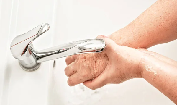 Ηλικιωμένη Γυναίκα Πλένει Χέρια Κάτω Από Βρύση Νερού Μπορεί Χρησιμοποιηθεί — Φωτογραφία Αρχείου