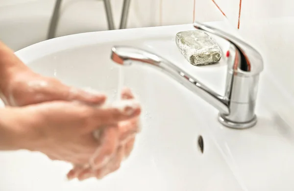 Νεαρός Άνδρας Πλένει Χέρια Κάτω Από Νερό Της Βρύσης Σαπούνι — Φωτογραφία Αρχείου