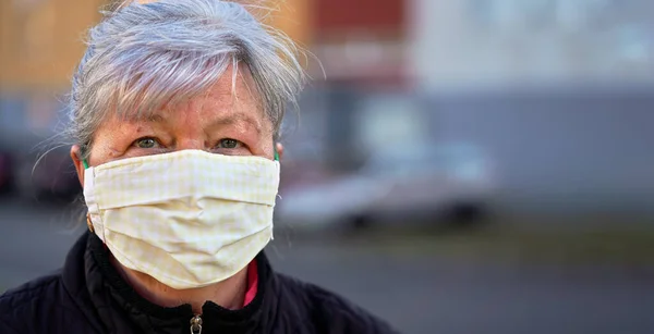 Starsza Kobieta Domu Zrobiła Maskę Wirusa Nosa Zewnątrz Zamazane Tło — Zdjęcie stockowe