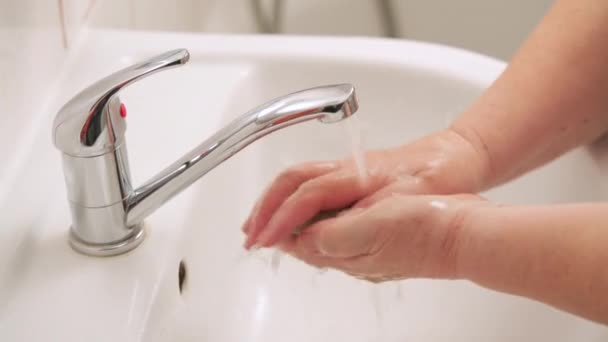 Ηλικιωμένη Γυναίκα Πλένει Χέρια Της Σαπούνι Κάτω Από Βρύση Του — Αρχείο Βίντεο