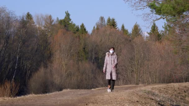 재킷을 얼굴에 마스크를 시골길을 국가에서 코로나 바이러스 Coronavirus 유행하는 마스크는 — 비디오