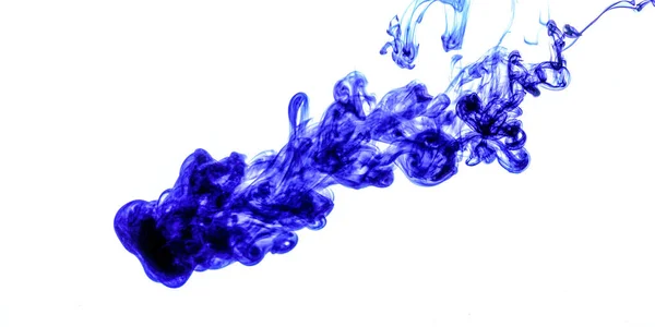 Blaue Tinte aus der Spritze ins Wasser gespritzt, Farbmischung mit Wasser schafft abstrakte Formen, Banner mit Platz für Text rechts — Stockfoto
