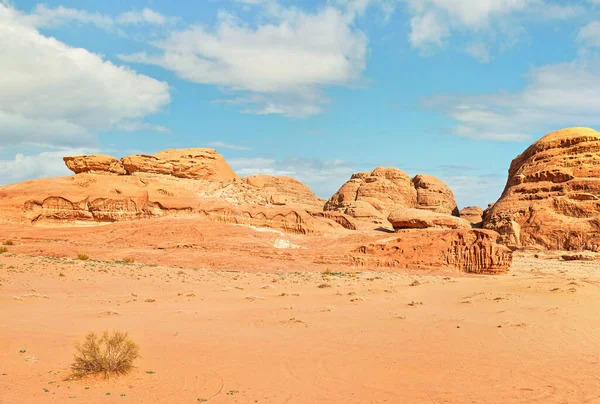 Formazioni rocciose e montagne nel deserto sabbioso, cielo azzurro sopra, scenario tipico a Wadi Rum, Giordania — Foto Stock