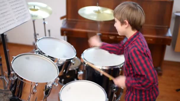 Дети учатся играть на барабанах — стоковое видео